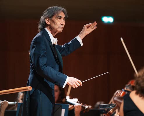 19nov-62_APPROVED_Nagano_ph. Luca Pezzani Maestro d'orchestra dirige un'orchestra durante un concerto dal vivo.