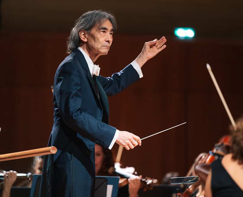 19nov-62_APPROVED_Nagano_ph. Luca Pezzani Maestro d'orchestra dirige un'orchestra durante un concerto dal vivo.