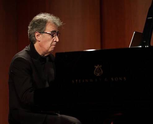 Un musicista che suona il pianoforte Steinway & Sons in un ambiente da concerto.