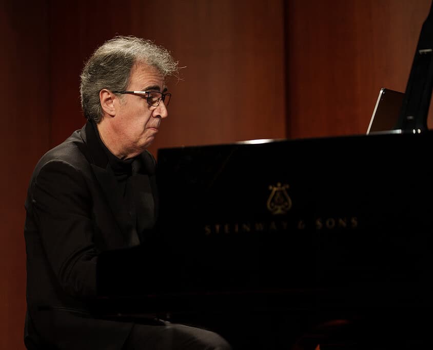 Un musicista che suona il pianoforte Steinway & Sons in un ambiente da concerto.