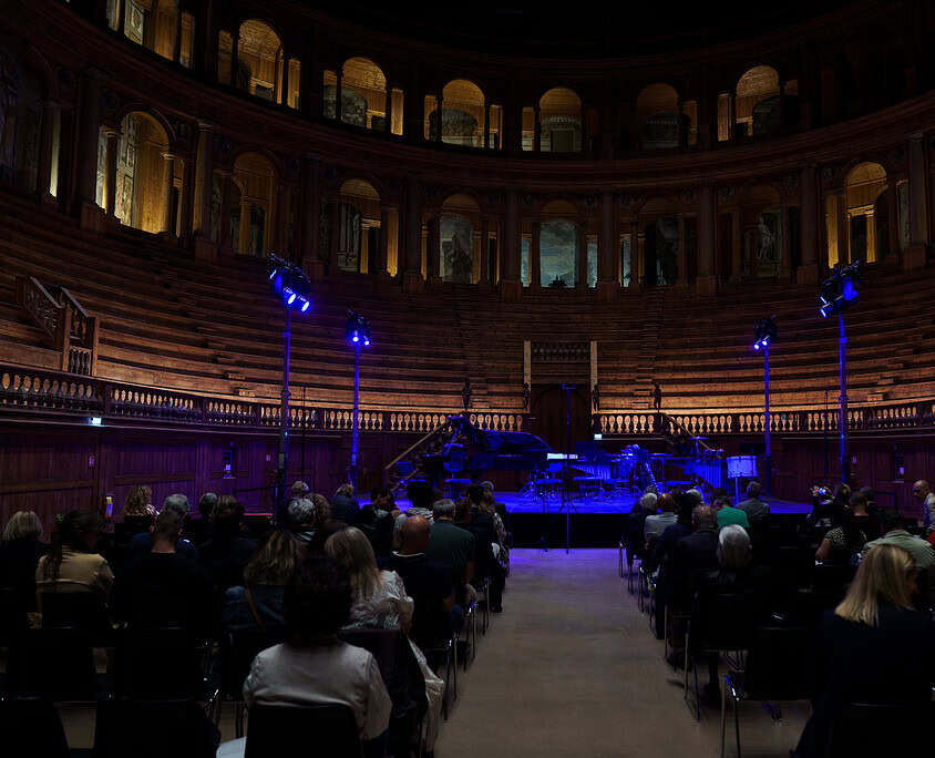 20260519 - 0001 Un teatro storico con palco pronto per un concerto di musica classica.