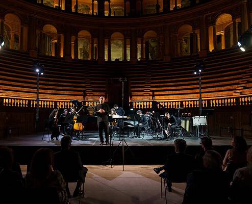 20260519 - 0007 Un concerto di musica classica al Salone Musicale con artisti sul palco e pubblico in sala.
