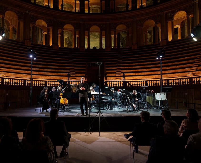 20260519 - 0007 Un concerto di musica classica al Salone Musicale con artisti sul palco e pubblico in sala.