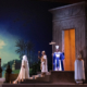 Scena teatrale ispirata all'antica Roma con attori in costumi storici e scenografia monumentale. Atm.