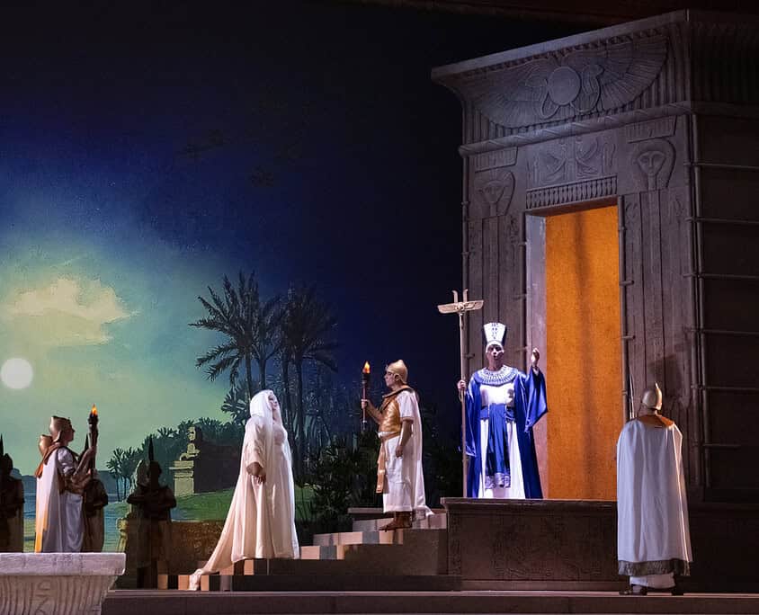 Scena teatrale ispirata all'antica Roma con attori in costumi storici e scenografia monumentale. Atm.