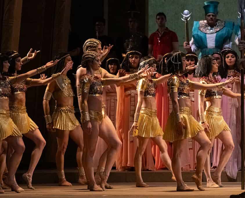 Un gruppo di ballerine in costume dorato durante una performance teatrale.