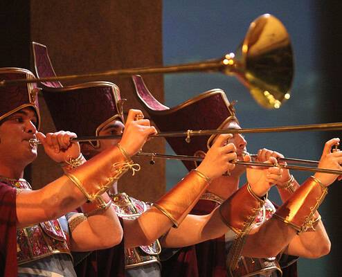 Le Salon Musical: musicisti in costume tradizionale che suonano strumenti a fiato sul palco.