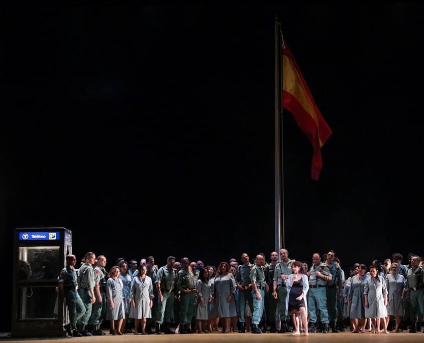 Vita di scena al Le Salon Musical Coro di artisti sul palco di Le Salon Musical con bandiera spagnola sullo sfondo.