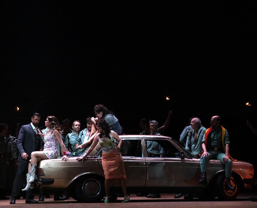 Le Salon Musical - Performance teatrale Ragazzi e adulti in scena con un'auto d'epoca, scena di teatro musicale dal vivo.