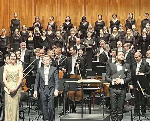 Corale Le Salon Musical in concerto Corale Le Salon Musical durante un'esibizione con orchestre e coro.