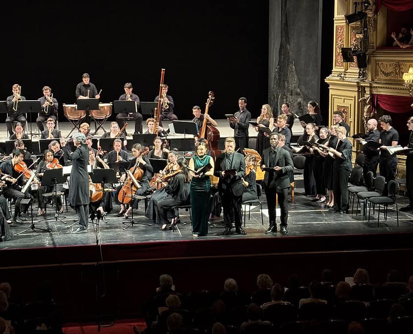 Orchestra sinfonica dal vivo Orchestra sinfonica dal vivo durante un concerto in teatro.
