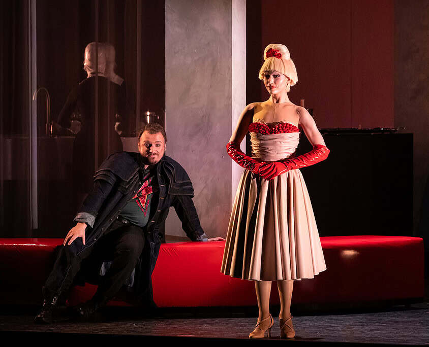 Eleganza e musica dal vivo a Le Salon Musical Donna in abito vintage con guanti rossi e acconciatura retrò, uomo in abito elegante, atmosfera sofi.