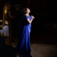 Cantante in abito blu durante esibizione di musica classica al Salone Musical.