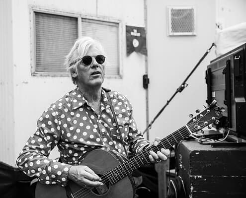 Robyn Hitchcock 1 Un musicista con chitarra in un ambiente di musica dal vivo, in bianco e nero.