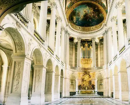 Interno del Salone Musicale con archi e decorazioni dorate, ambiente storico e raffinato.