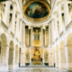 Interno del Salone Musicale con archi e decorazioni dorate, ambiente storico e raffinato.