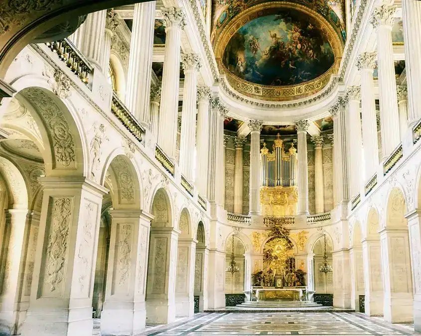 Interno del Salone Musicale con archi e decorazioni dorate, ambiente storico e raffinato.