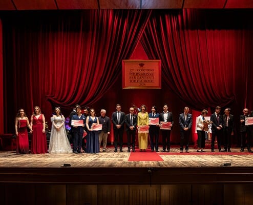 Le Salon Musical: Cerimonia di Premiazione Premiati e artisti sul palco durante la cerimonia di premiazione di Le Salon Musical, con un elegant.