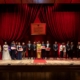 Premiati e artisti sul palco durante la cerimonia di premiazione di Le Salon Musical, con un elegant.