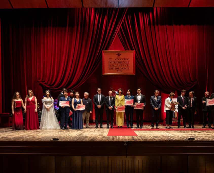 Le Salon Musical: Cerimonia di Premiazione Premiati e artisti sul palco durante la cerimonia di premiazione di Le Salon Musical, con un elegant.