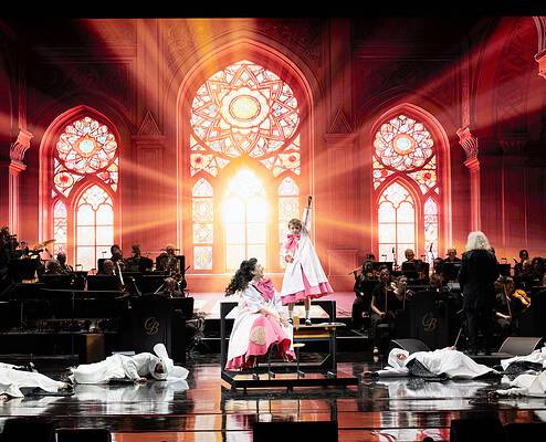 ciao-bella-ciao_gala_2026_c-sf_monika-rittershaus_019 Un concerto teatrale con orchestra in un ambiente storico e luminoso.