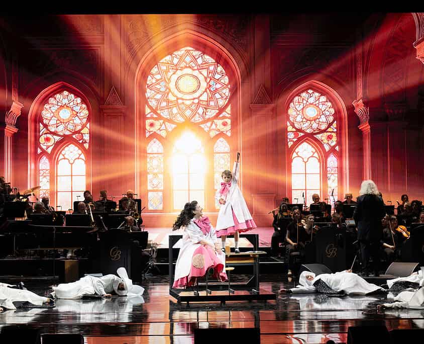 ciao-bella-ciao_gala_2026_c-sf_monika-rittershaus_019 Un concerto teatrale con orchestra in un ambiente storico e luminoso.