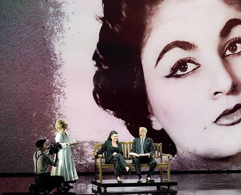 Eleganza e musica dal vivo Performers sul palco di Le Salon Musical con grande schermo di una donna iconica sullo sfondo.