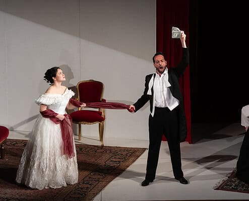 Titolare di un'opera teatrale con attori in costume d'epoca sul palco.