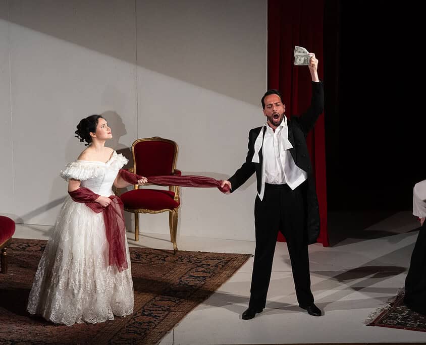 Titolare di un'opera teatrale con attori in costume d'epoca sul palco.
