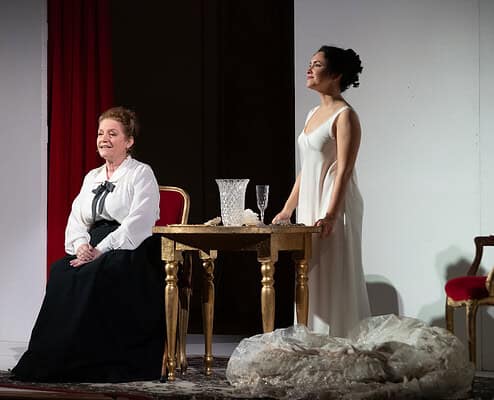 Due attrici in scena durante uno spettacolo teatrale a Le Salon Musical.