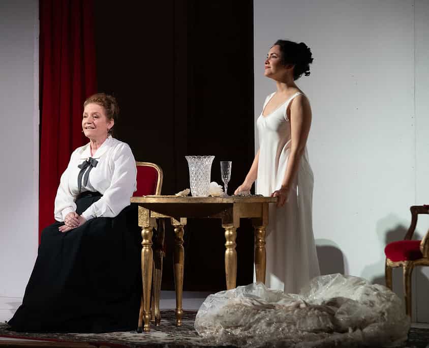 Due attrici in scena durante uno spettacolo teatrale a Le Salon Musical.