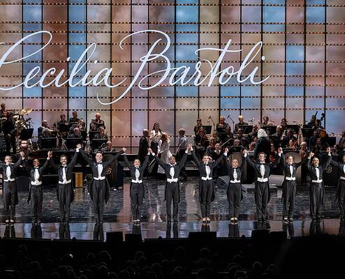 Cecilia Bartoli sul palco di Le Salon Musical Cecilia Bartoli durante una performance con orchestra a Le Salon Musical, evento musicale di alta qu.