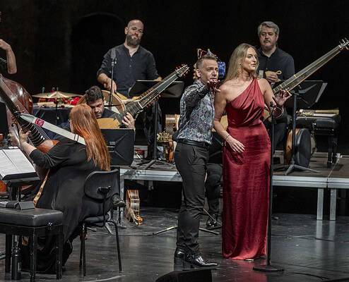 Céline Scheen Sopran Vincenzo Capezzuto Alt Un gruppo di musicisti e cantante durante una performance dal vivo sul palco di Le Salon Musical.