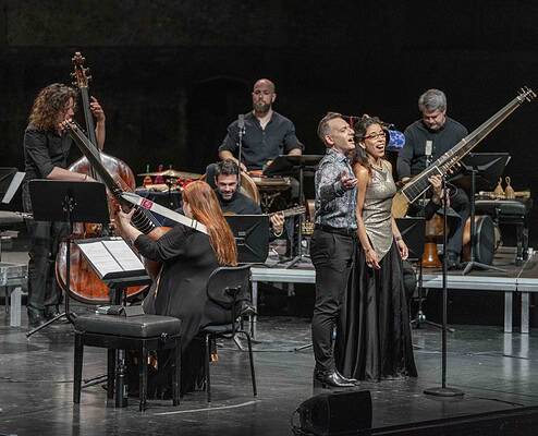 Luciana Mancini Mezzosopran Vincenzo Capezzuto Alt Partitura musicale dal vivo con musicisti e cantanti sul palco di Le Salon Musical.