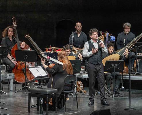 Valerio Contaldo Tenor Gruppo musicale con strumenti classici durante una performance dal vivo.