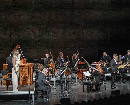 Céline Scheen Sopran Renato Dolcini Bariton Valerio Contaldo Tenor Un gruppo di musicisti e cantante durante una performance dal vivo sul palco di Le Salon Musical.